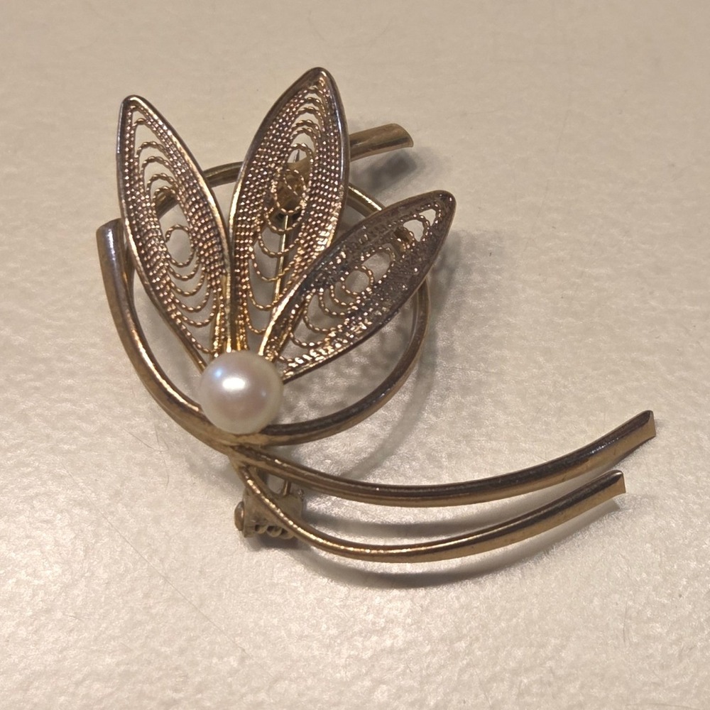 Vintage Gold Tone Filigree‎ Pearl Brooch Pin Mid Century Floral Spray Jewelry